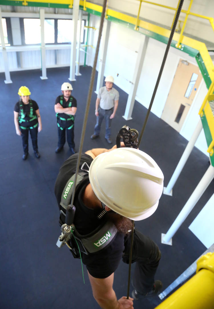 Working-At-Height-Fall-Protection-Training_Use_Training-Centre ...