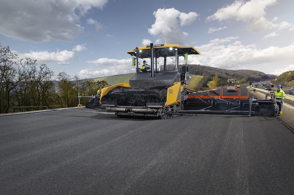 New Volvo electric screeds heat up large-scale paving
