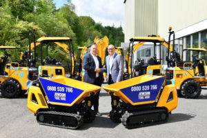 Jewson has signed a deal with JCB for 900 machines, in one of the largest orders this year for the construction equipment manufacturer.