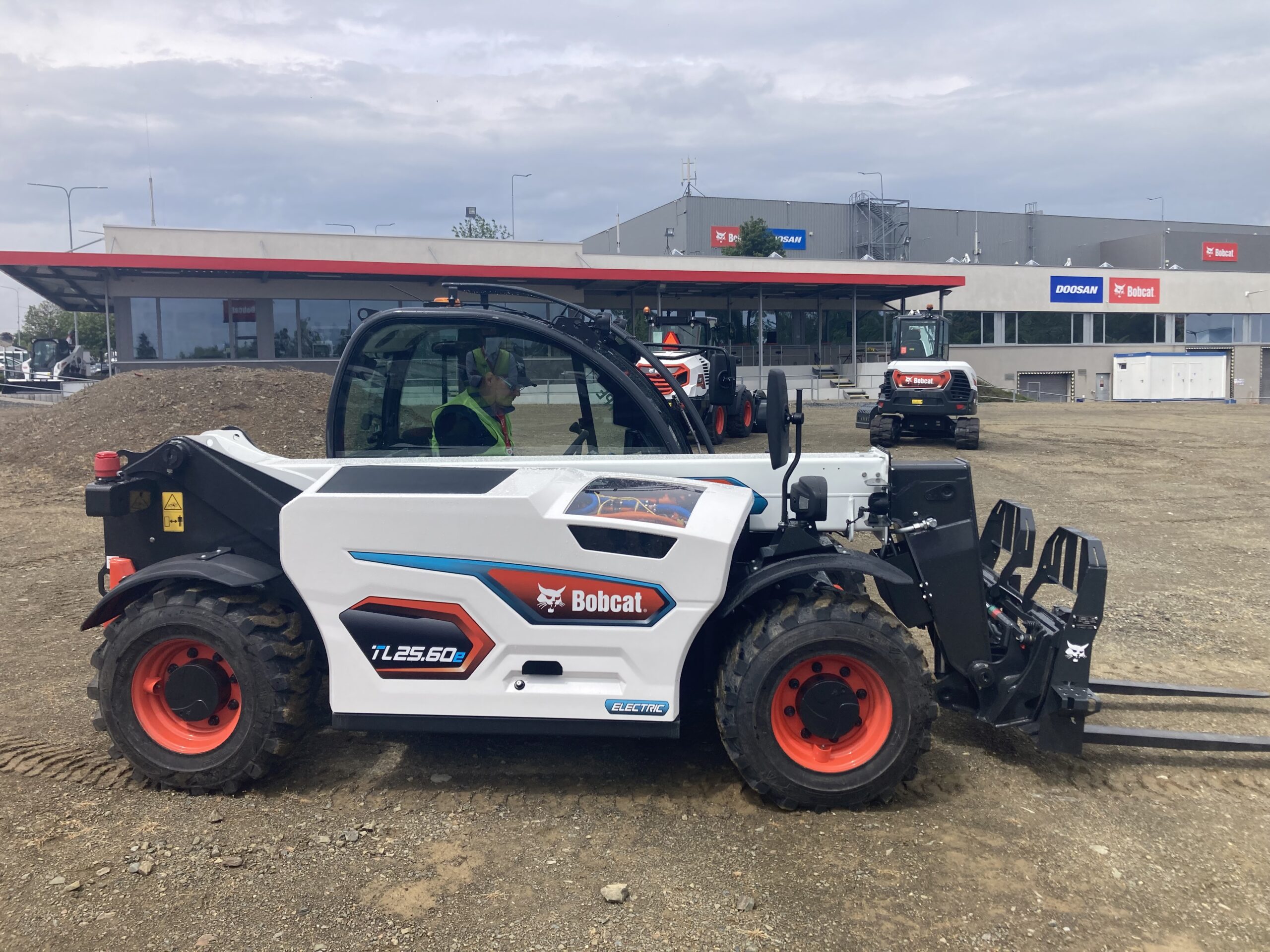 Bobcat’s electric compact telehandler